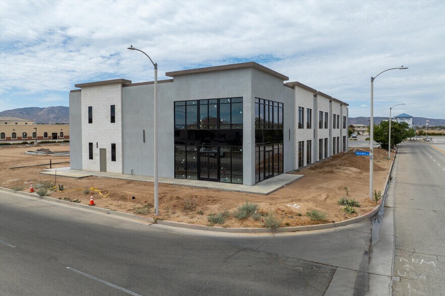 41255 11th St W, Palmdale, CA à vendre - Photo de l’immeuble – Image 3 sur 52