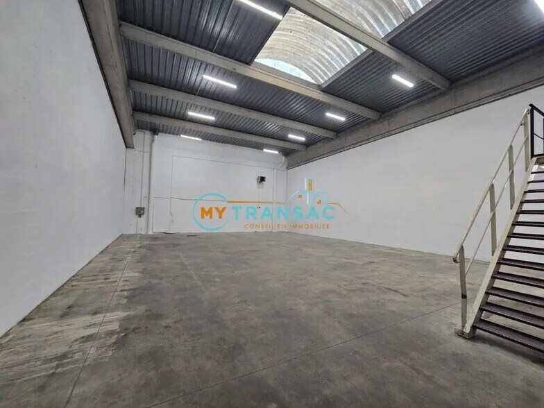 Local d’activités dans Bondy à louer - Photo de l’immeuble – Image 2 sur 7