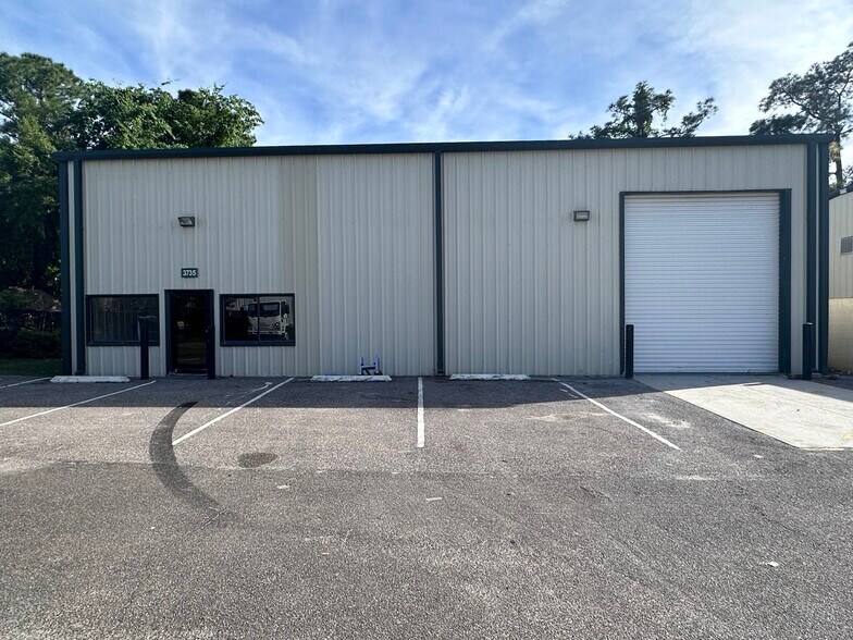 3735 Naseem Ln, Sanford, FL à vendre - Photo principale – Image 1 sur 1