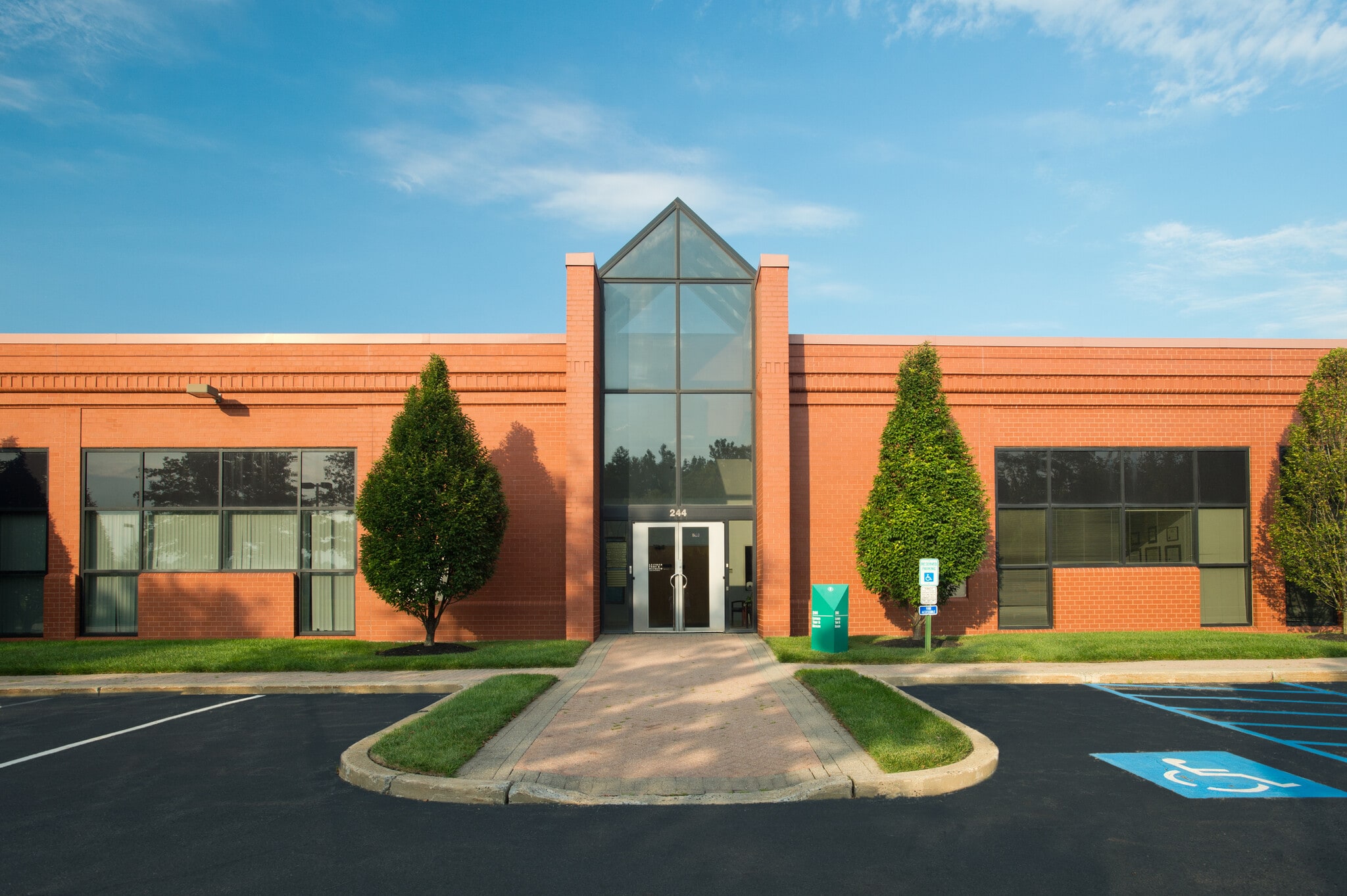 225 Raritan Center Pky, Edison, NJ à louer Photo de l’immeuble– Image 1 sur 2