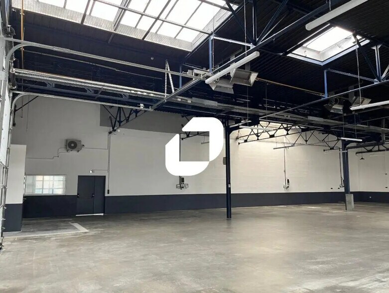 Local d’activités dans Vénissieux à louer - Photo de l’immeuble – Image 3 sur 16