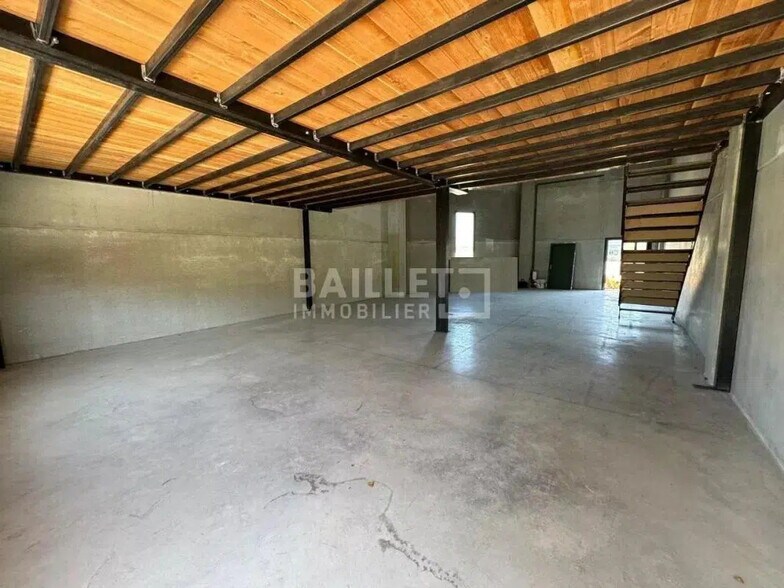 Local commercial dans Fréjus à louer - Photo de l’immeuble – Image 1 sur 13