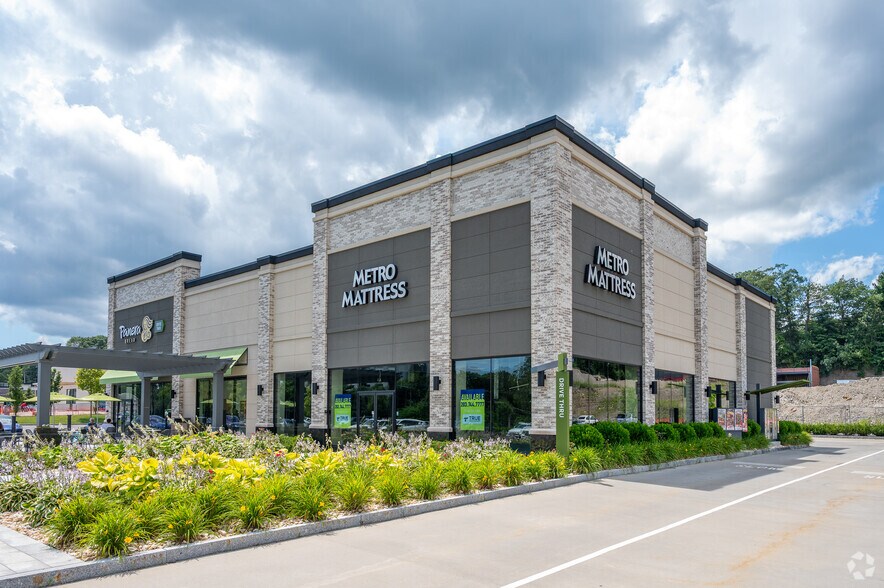 769 Bridgeport Ave, Shelton, CT à vendre - Photo de l’immeuble – Image 3 sur 6