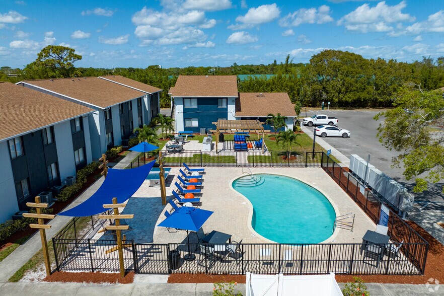 150 E University Blvd, Melbourne, FL à vendre - Photo de l’immeuble – Image 2 sur 29
