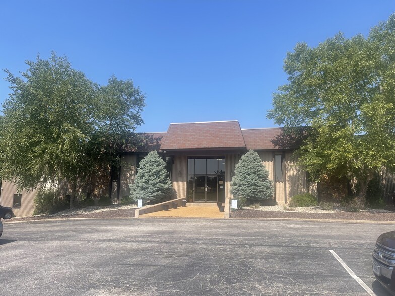 11520 St. Charles Rock Rd, Bridgeton, MO à louer - Photo de l’immeuble – Image 3 sur 29