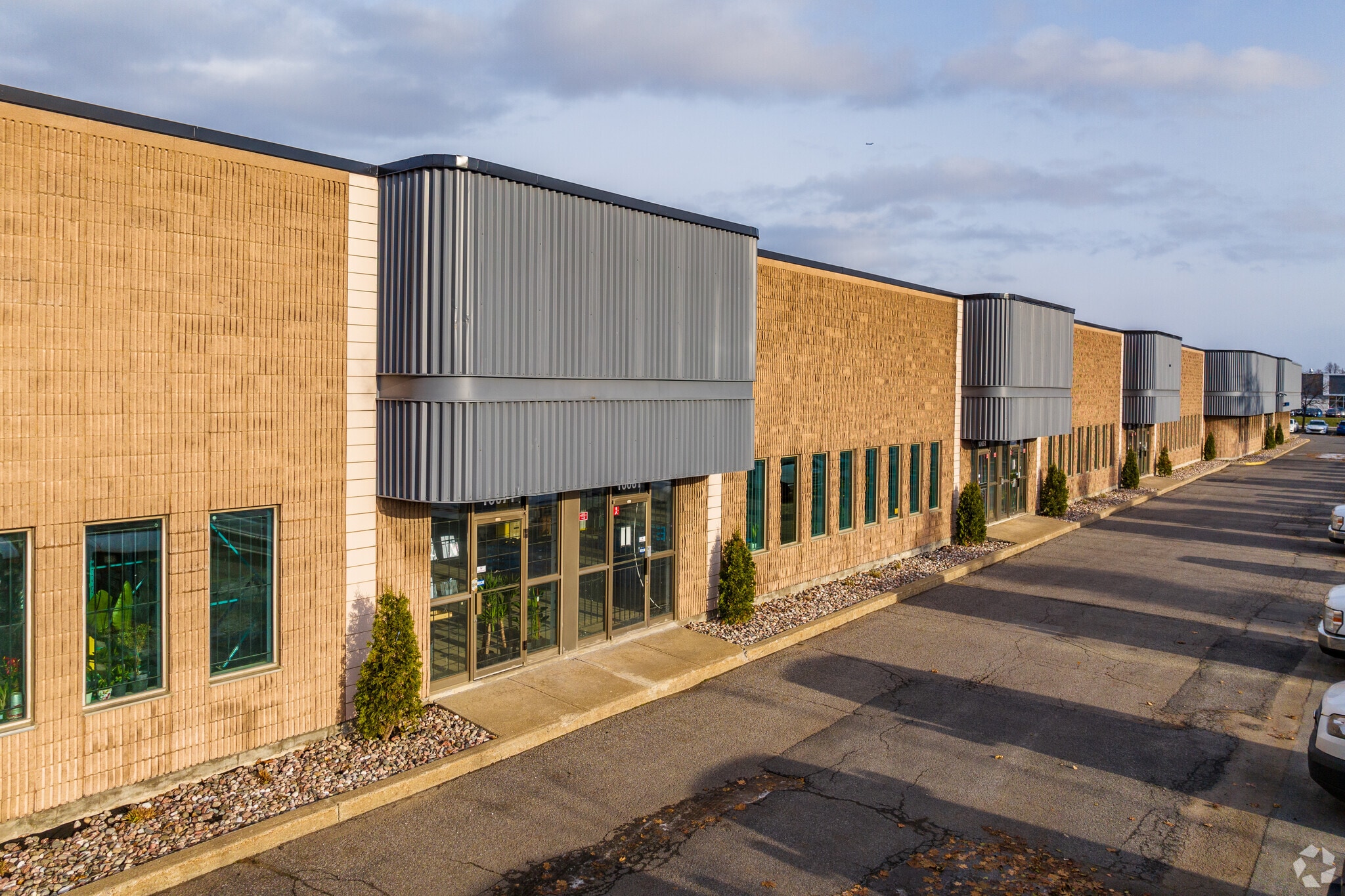 10001-10091 Rue Renaude-Lapointe, Montréal, QC à louer Photo principale– Image 1 sur 8