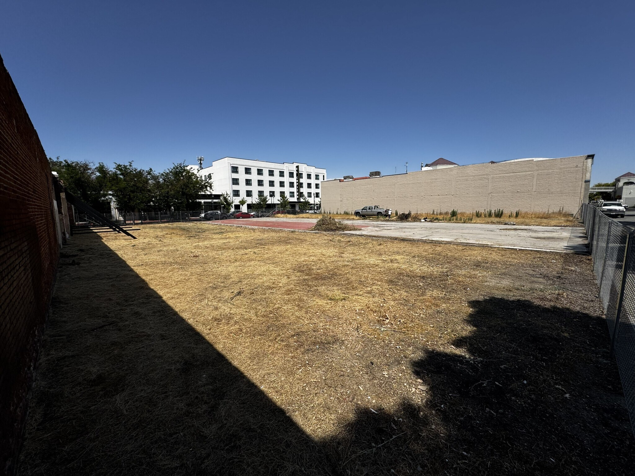 636 W Main St, Merced, CA à louer Photo principale– Image 1 sur 2