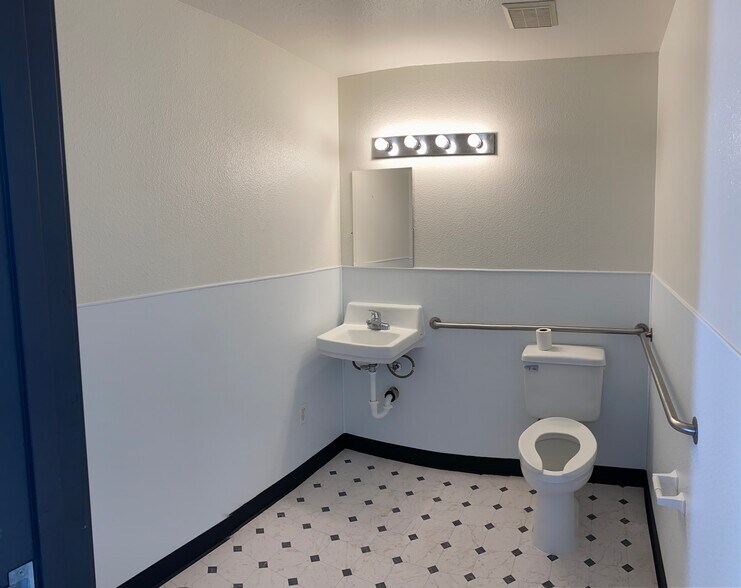 5859 Rosebud Ln, Sacramento, CA à louer - Photo de l’immeuble – Image 2 sur 13