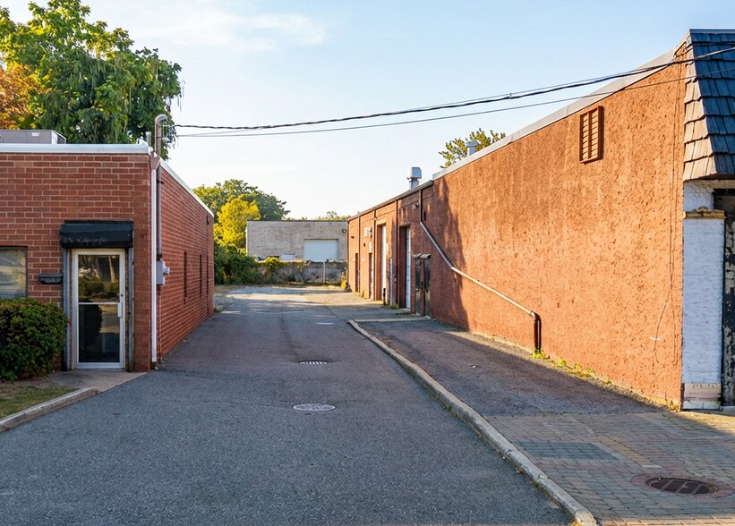 411 Broadway, West Babylon, NY à louer - Photo de l’immeuble – Image 2 sur 4