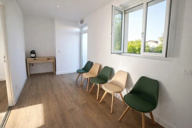 Plus de détails pour Local d'activités à louer