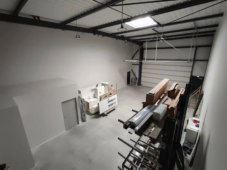 Local d'activités dans Vaulx-Milieu à vendre - Photo de l’immeuble – Image 3 sur 8