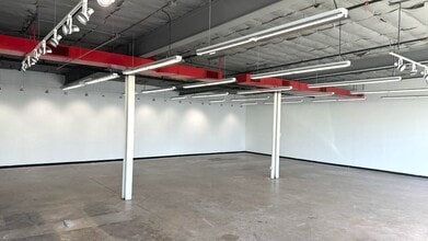 135-137 N Broadway, Hicksville, NY à louer Photo intérieure– Image 2 sur 3