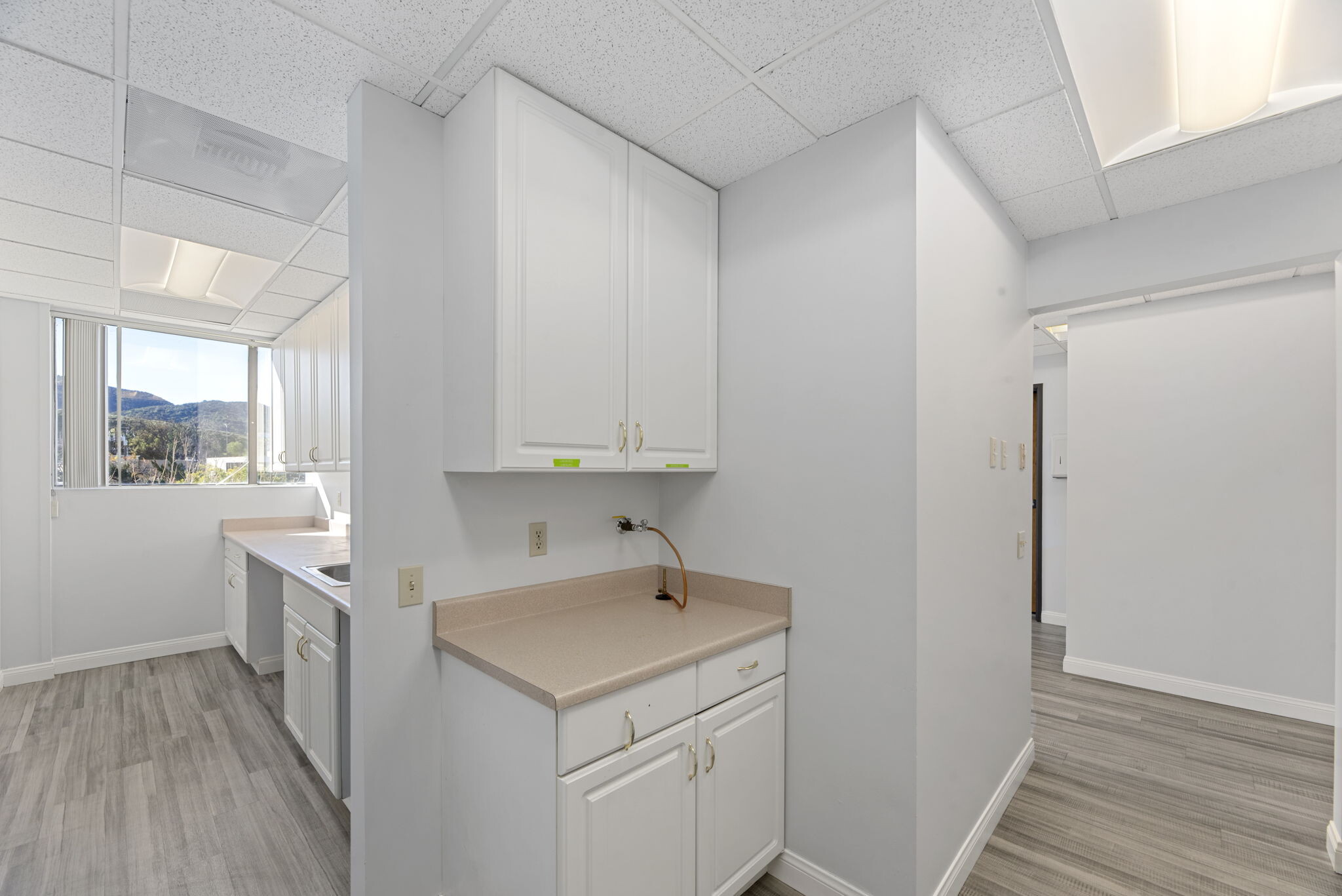 223 E Thousand Oaks Blvd, Thousand Oaks, CA à louer Photo intérieure– Image 1 sur 2