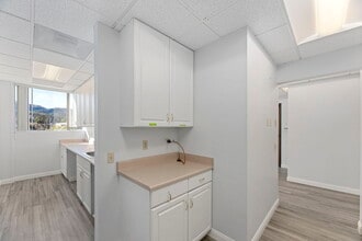 223 E Thousand Oaks Blvd, Thousand Oaks, CA à louer Photo intérieure– Image 1 sur 2