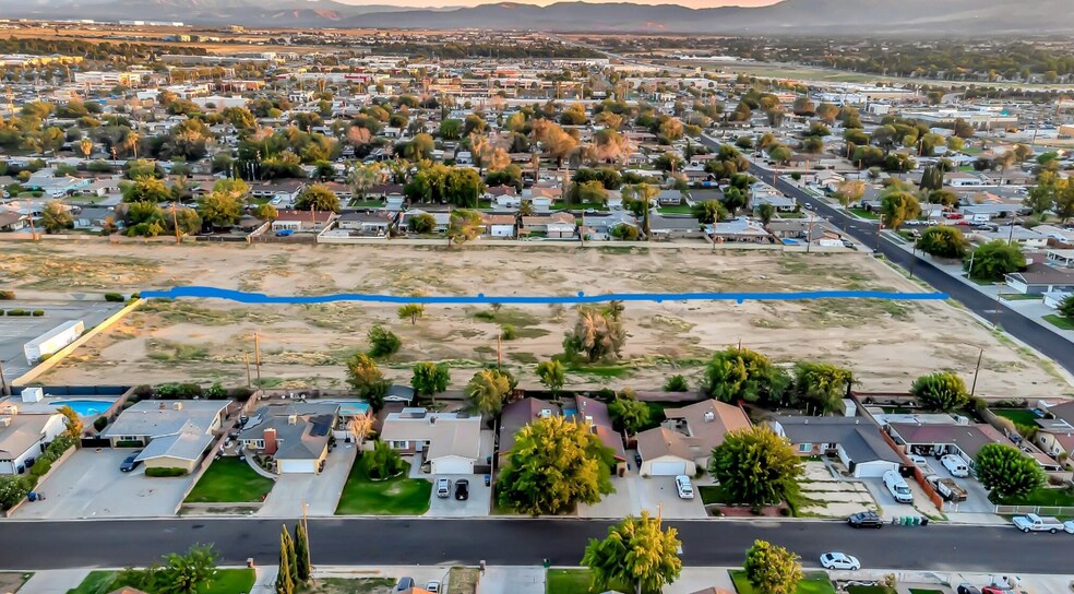 12th St W Vic Ave, Lancaster, CA à vendre - Photo de l’immeuble – Image 1 sur 3