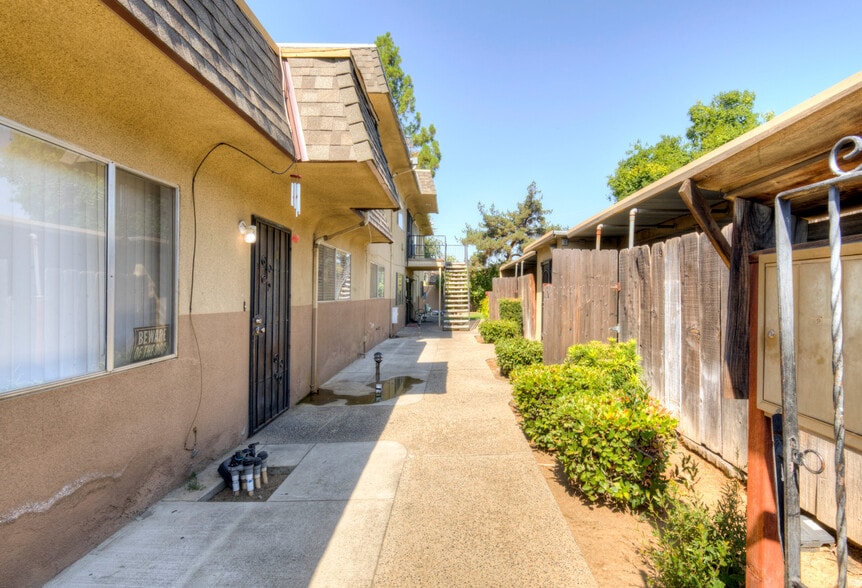 6075 N Poplar Ave, Fresno, CA à vendre - Photo de l’immeuble – Image 2 sur 11