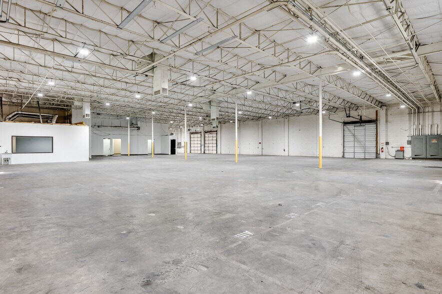 9040 Viscount Row, Dallas, TX à louer - Photo de l’immeuble – Image 2 sur 9