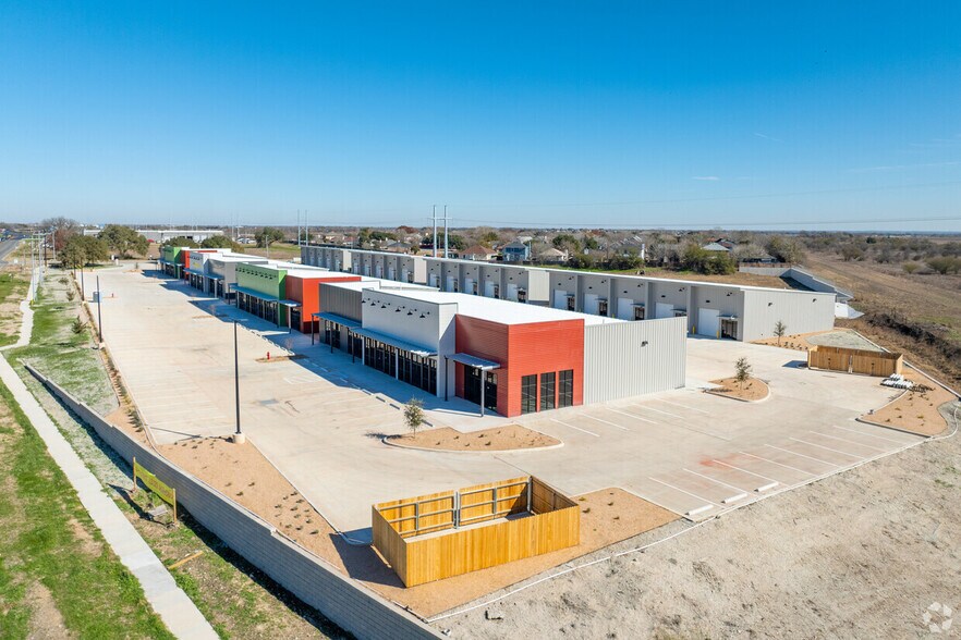 183 Crossing, Lockhart, TX à louer - Photo de l’immeuble – Image 2 sur 7