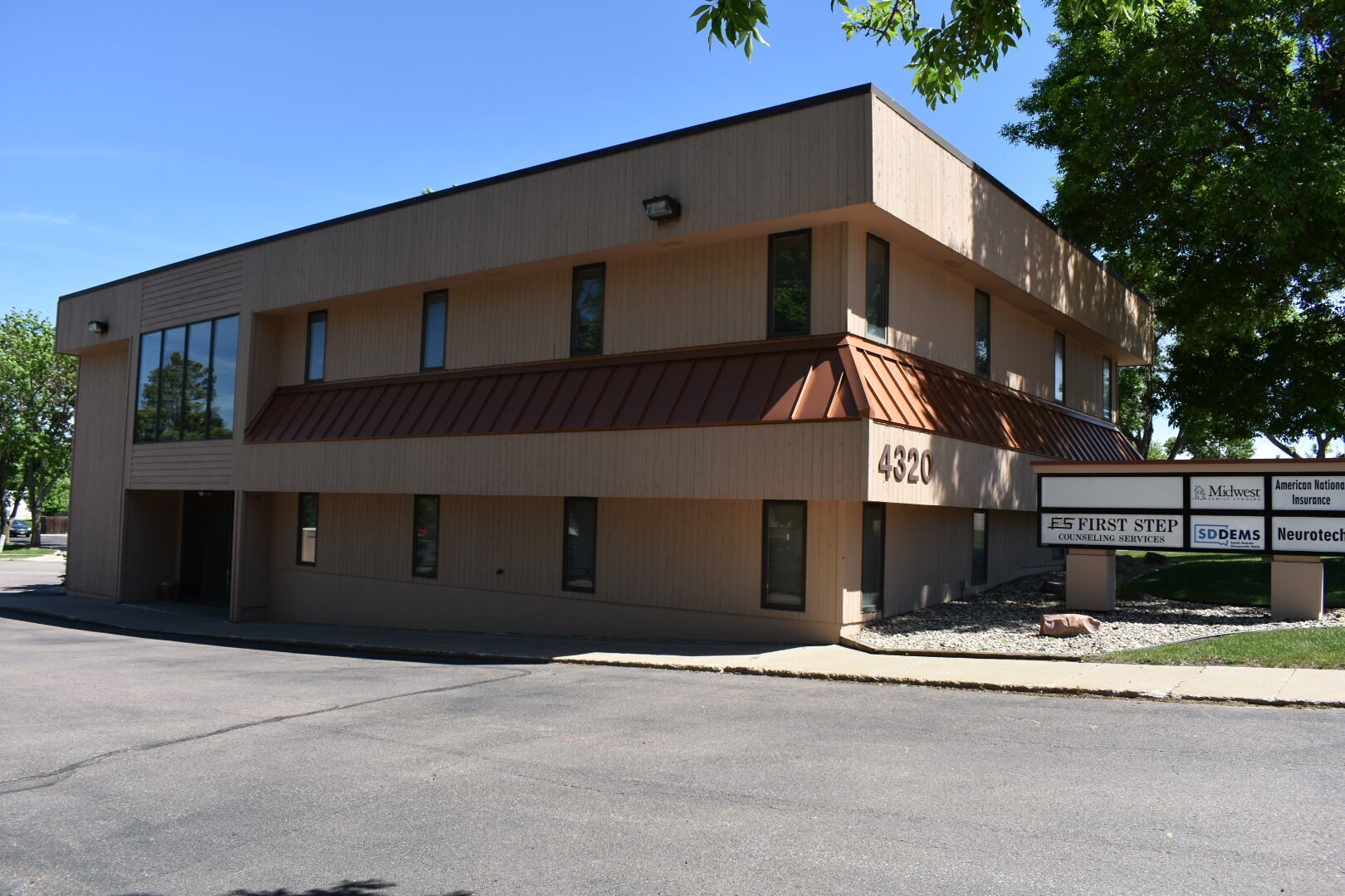 4320 S Louise Ave, Sioux Falls, SD à louer Photo de l’immeuble– Image 1 sur 10