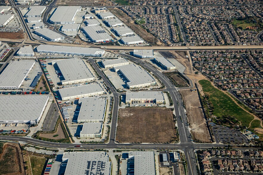 Parcel 10, Eastvale, CA à louer - Aérien – Image 2 sur 6