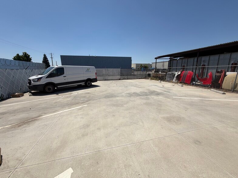 1105 W Columbus St, Bakersfield, CA à louer - Photo de l’immeuble – Image 3 sur 3