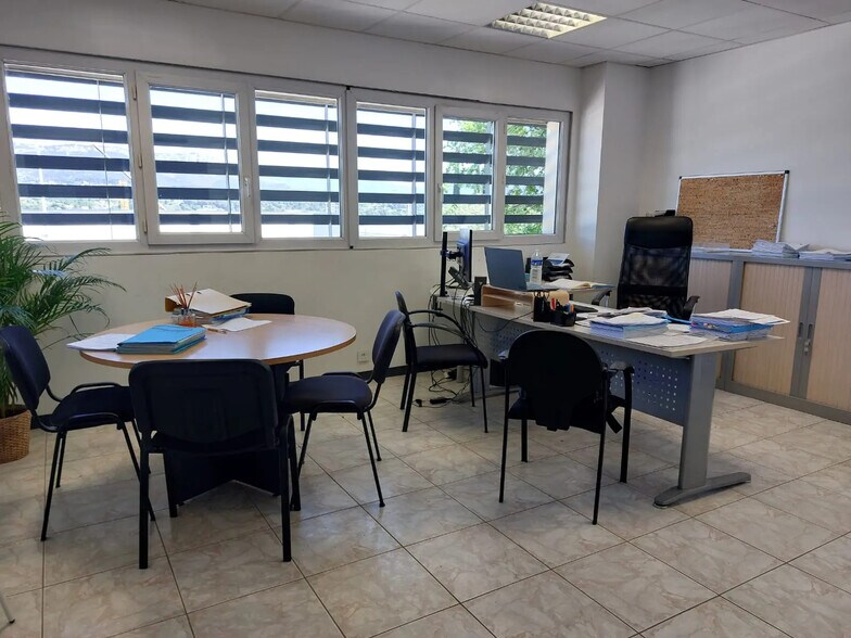 Local d'activités dans La Seyne-sur-Mer à vendre - Photo de l’immeuble – Image 2 sur 11