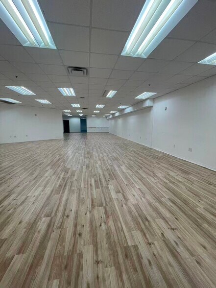 7075 Kingspointe Pky, Orlando, FL à louer - Photo de l’immeuble – Image 3 sur 35