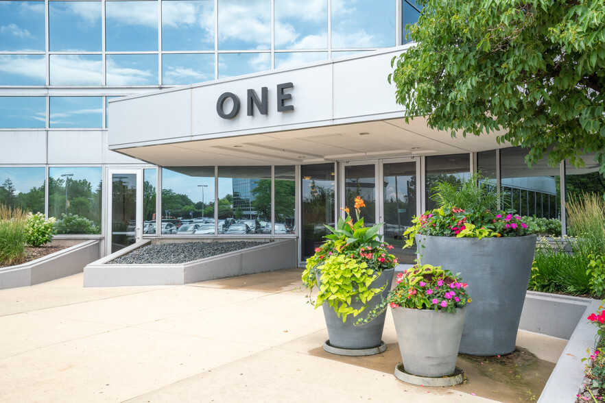 1 Westbrook Corporate Ctr, Westchester, IL à louer - Photo de l’immeuble – Image 2 sur 7