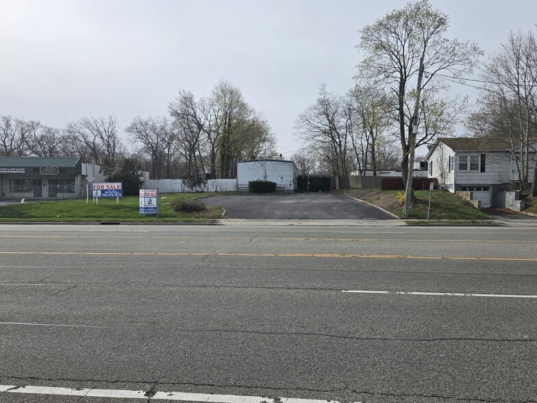 306 Route 25A, Mount Sinai, NY à vendre - Photo de l’immeuble – Image 1 sur 12