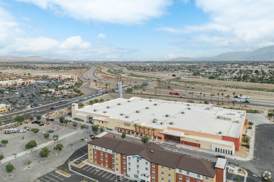 42625 Jackson St, Indio, CA à louer - Photo de l’immeuble – Image 3 sur 8