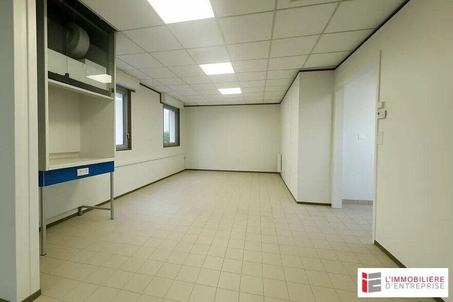 Bureau dans Betton à louer - Photo de l’immeuble – Image 3 sur 4
