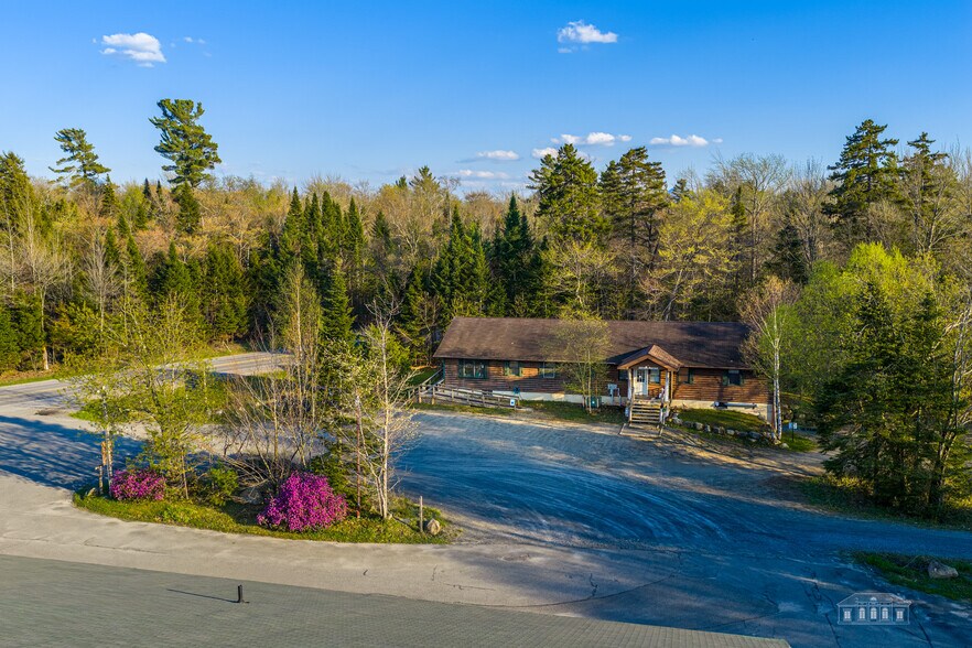 1915 Saranac Ave, Lake Placid, NY à vendre - Photo de l’immeuble – Image 1 sur 36