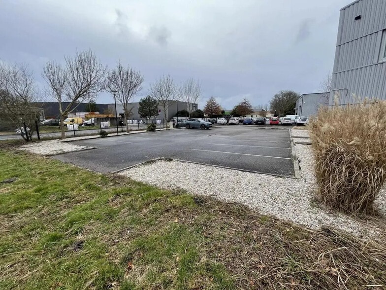 Bureau dans SAINT-JEAN-D'ILLAC à louer - Photo de l’immeuble – Image 2 sur 9