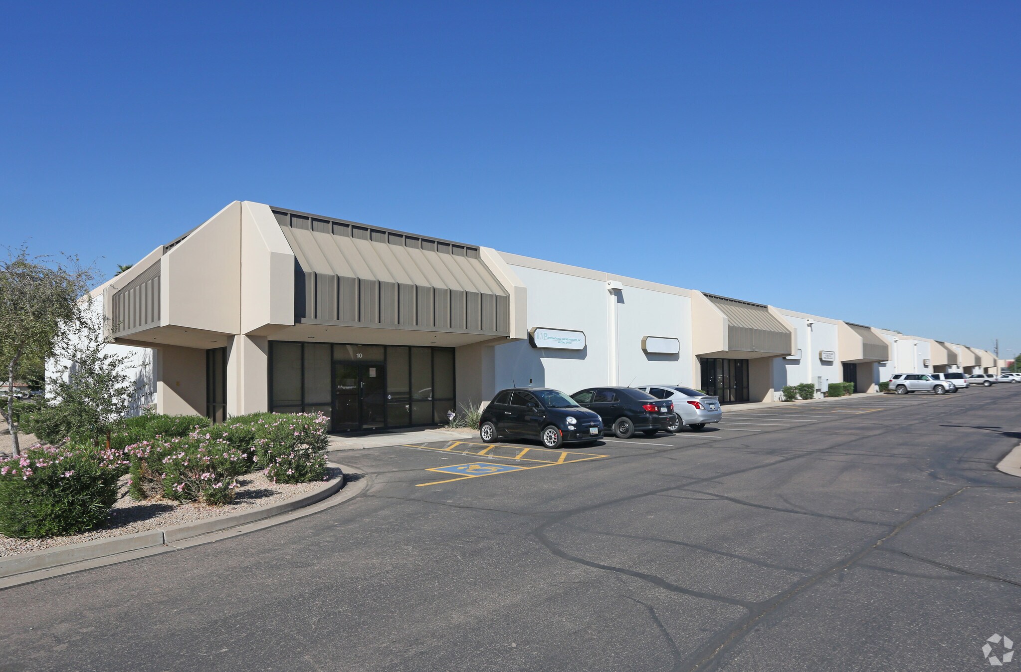 3801 E Roeser Rd, Phoenix, AZ à louer Photo principale– Image 1 sur 13