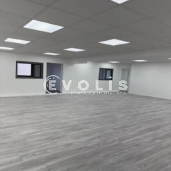 Bureau dans Villeneuve-la-Garenne à louer - Photo de l’immeuble – Image 1 sur 4