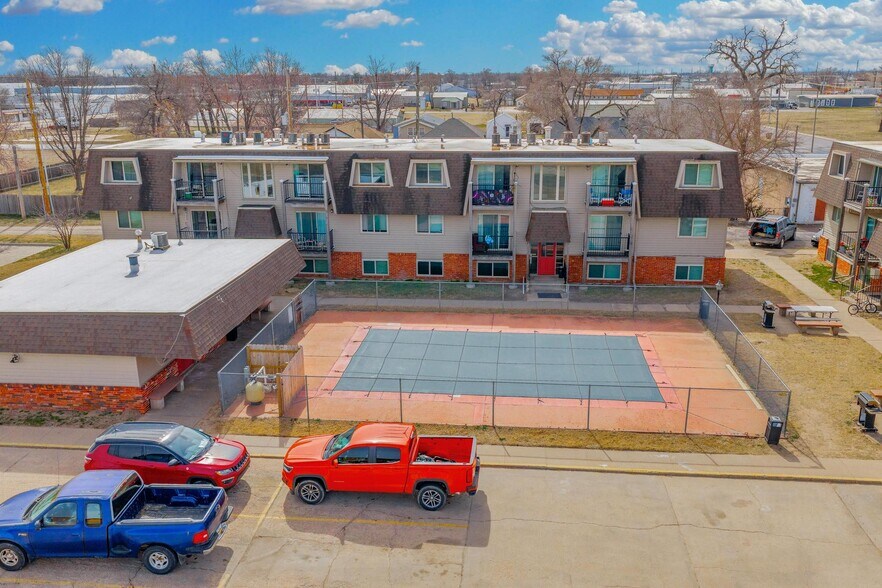 103 E 7th Ave, South Hutchinson, KS à vendre - Photo de l’immeuble – Image 2 sur 29