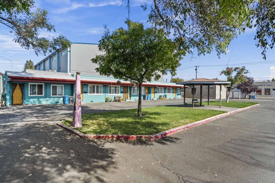 1015 S A St, Santa Rosa, CA à vendre - Photo de l’immeuble – Image 1 sur 17