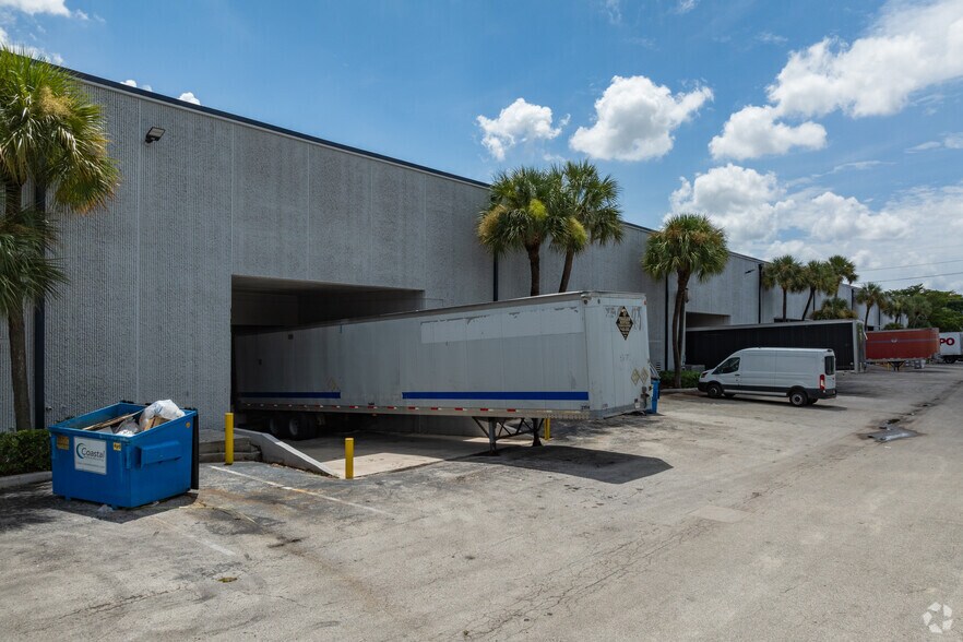 2301-2329 NW 30th Pl, Pompano Beach, FL à louer - Photo de l’immeuble – Image 2 sur 6