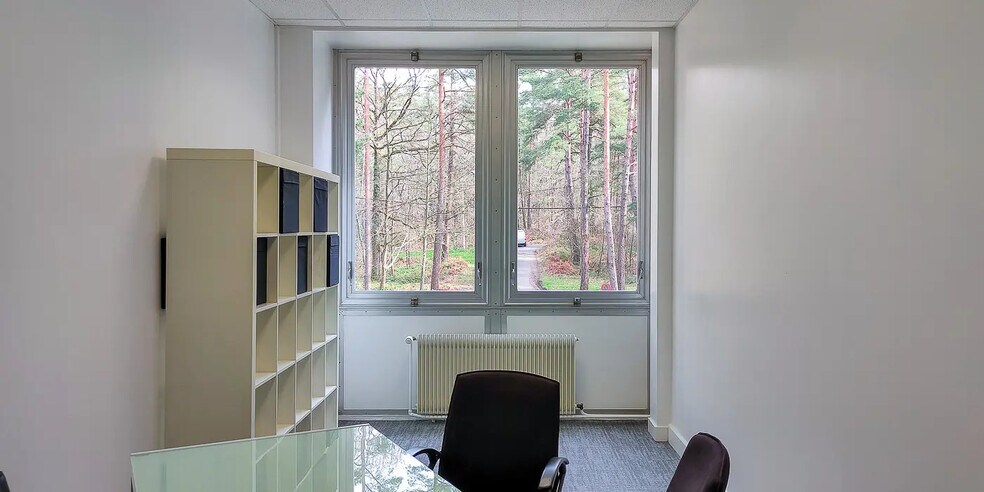 Bureau dans Voisins-le-Bretonneux à louer - Photo de l’immeuble – Image 1 sur 16