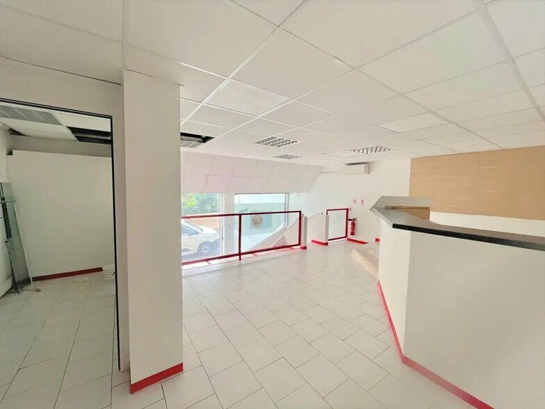 Local commercial dans CANNES-LA-BOCCA à louer - Photo de l’immeuble – Image 2 sur 7