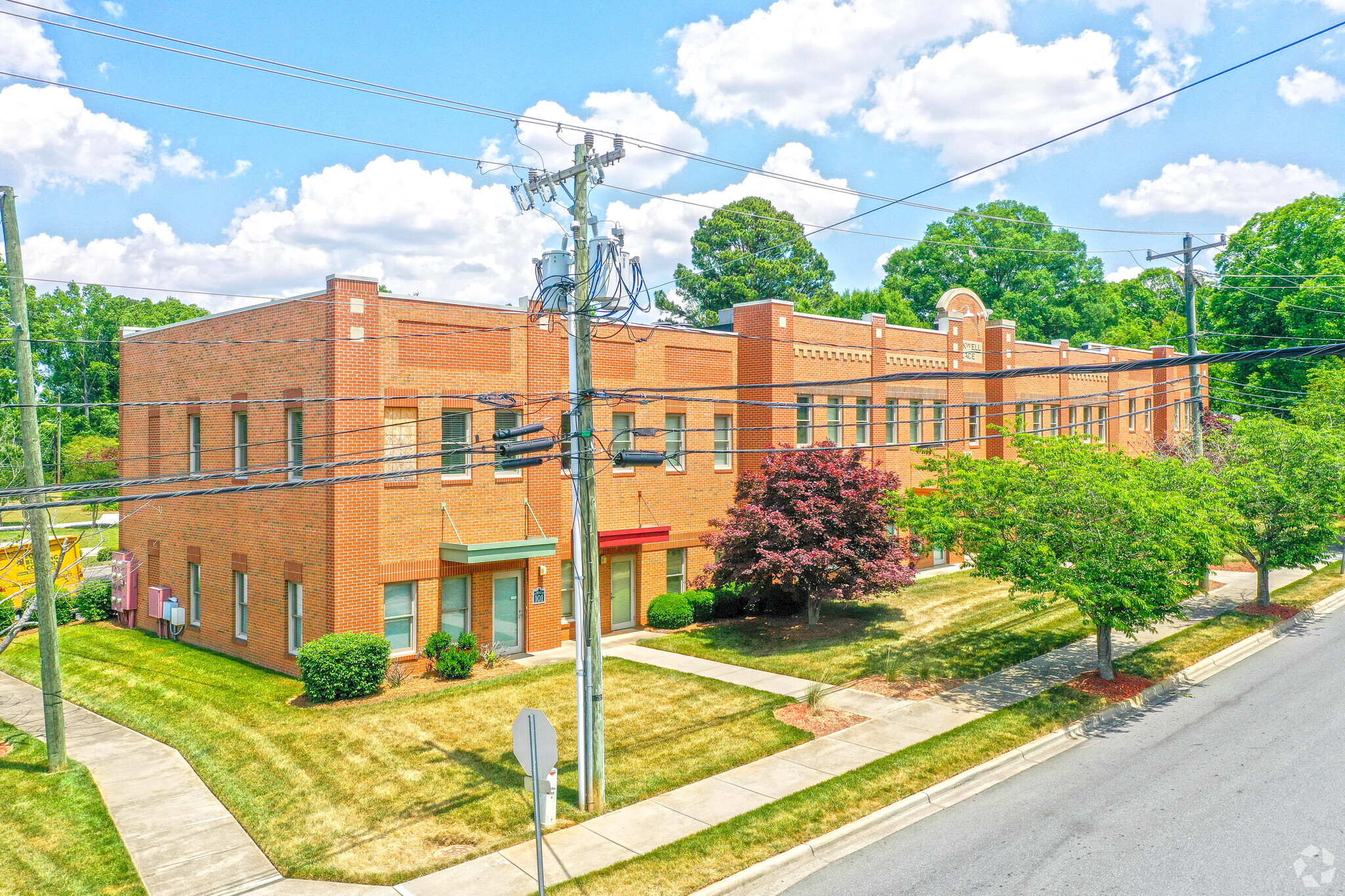 212 W Matthews St, Matthews, NC à louer Photo principale– Image 1 sur 8