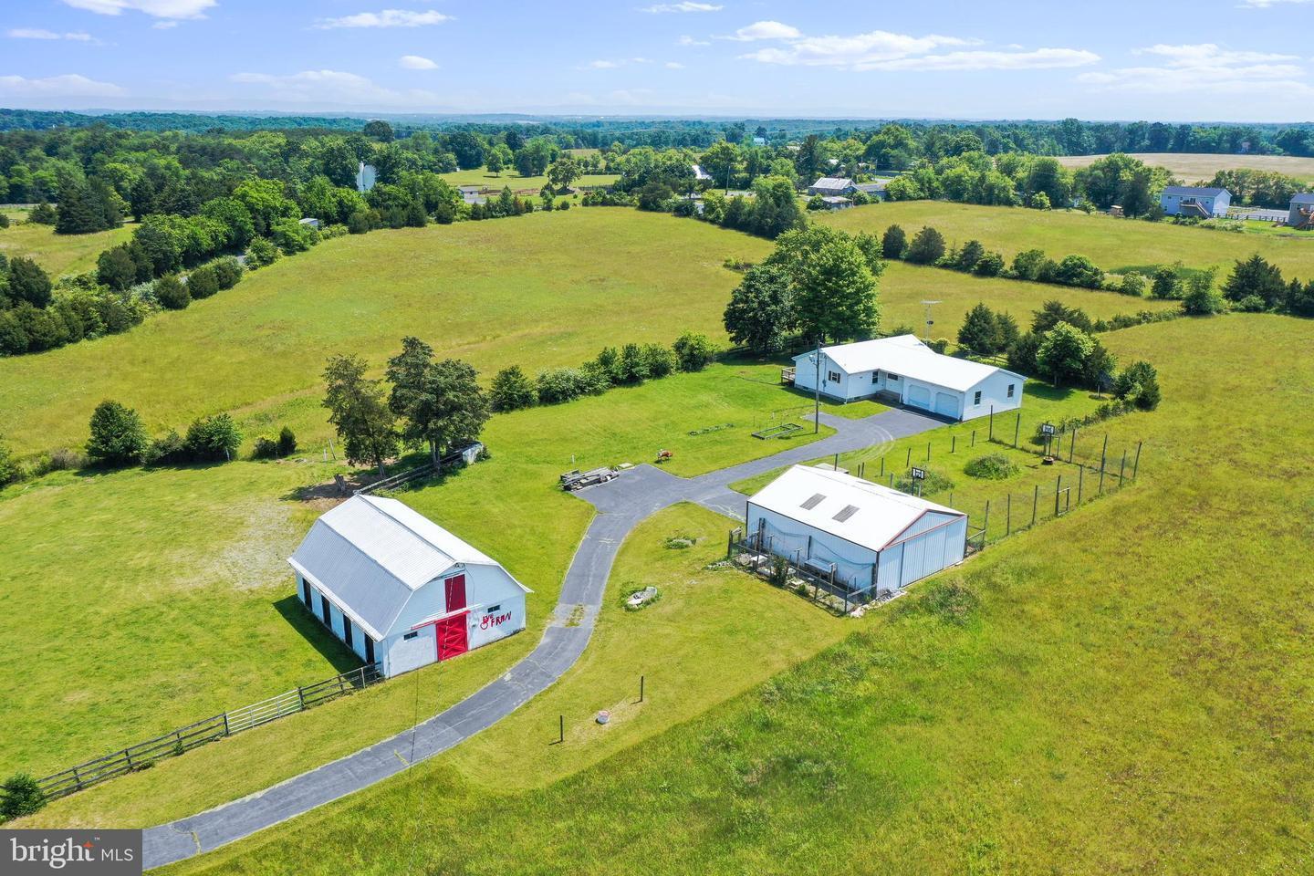 253 Cheshire Rd, Bunker Hill, WV à vendre Photo principale– Image 1 sur 17