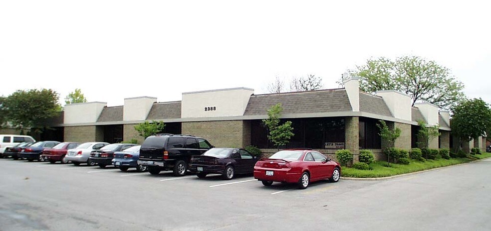 2388 Schuetz Rd, Maryland Heights, MO à vendre - Photo de l’immeuble – Image 2 sur 9