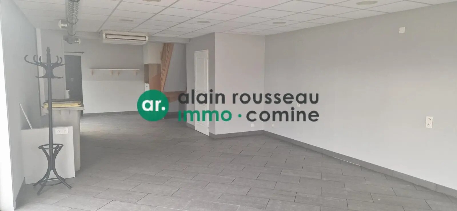 Local commercial dans La Tessoualle à louer Photo intérieure– Image 1 sur 12