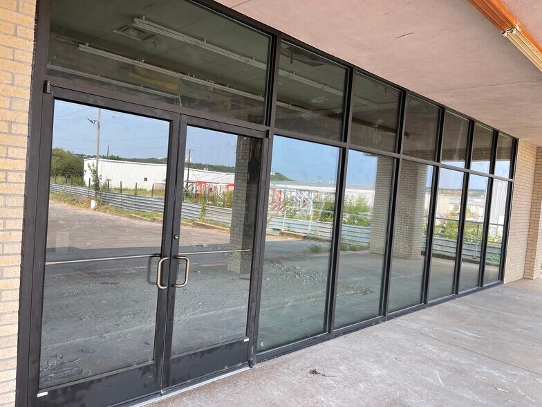 102-126 Garrett Morris Pky, Mineral Wells, TX à louer - Photo de l’immeuble – Image 2 sur 4