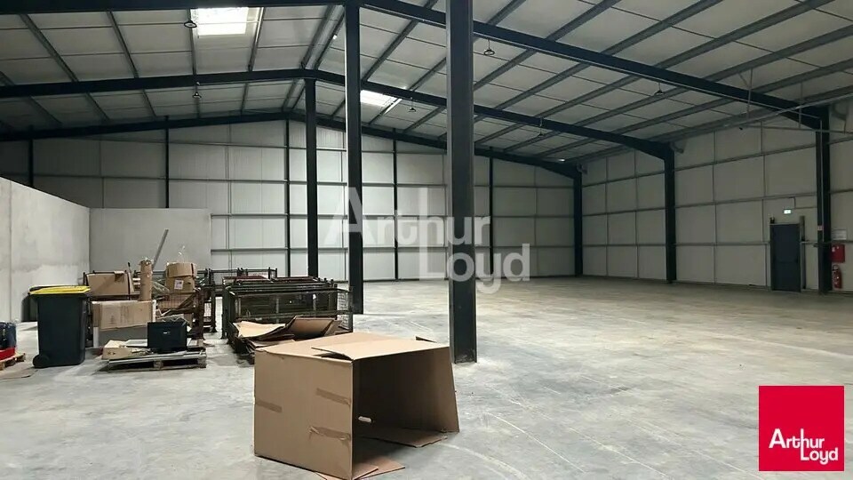 Local d’activités dans Nouan-le-Fuzelier à louer - Photo de l’immeuble – Image 3 sur 3