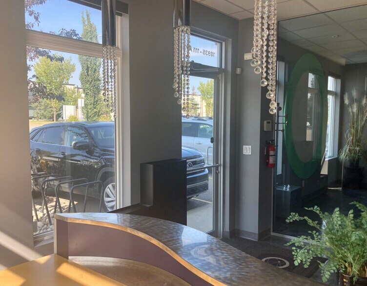 18905 111 Av NW, Edmonton, AB à vendre - Photo de l’immeuble – Image 3 sur 36
