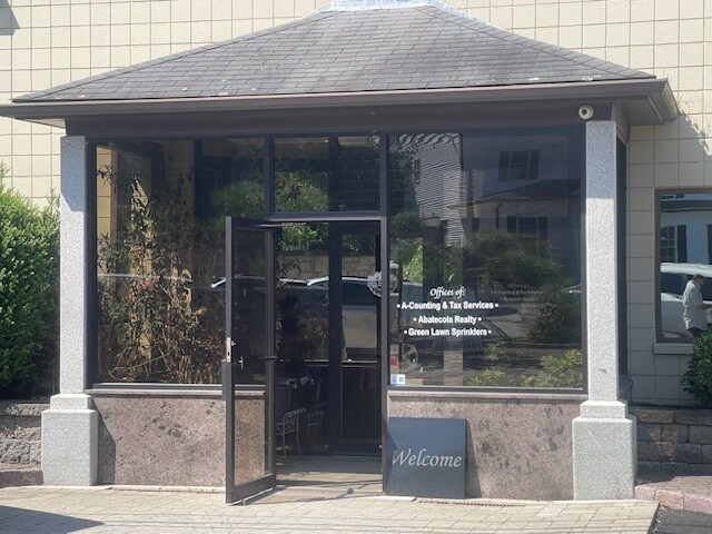 300 Morgan Ave, Johnston, RI à louer - Photo de l’immeuble – Image 1 sur 11