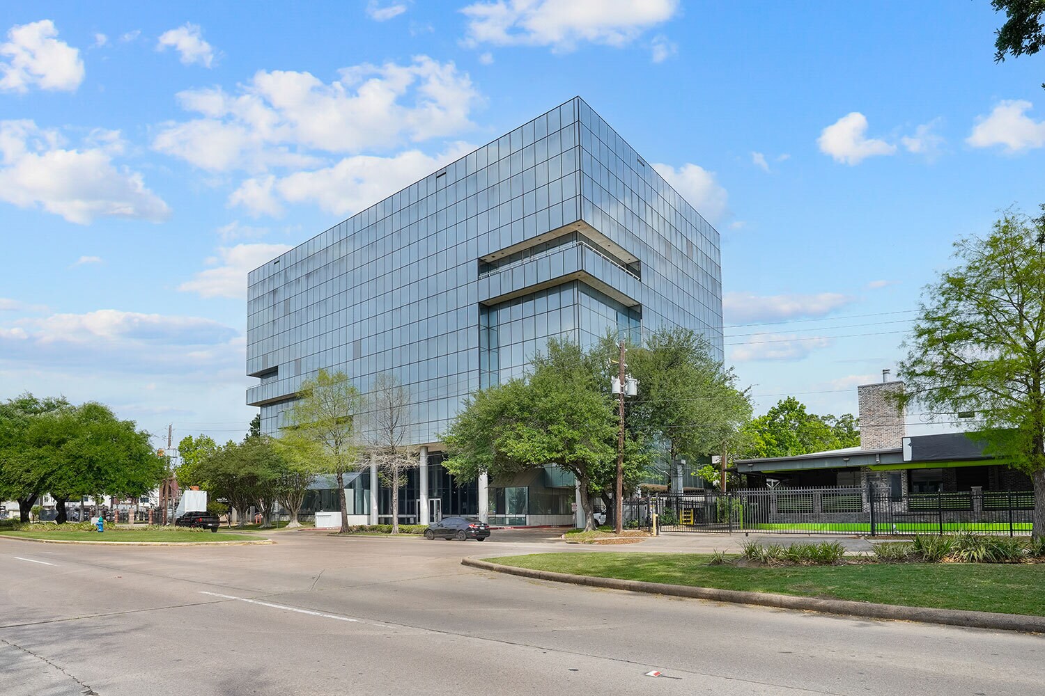 6222 Richmond Ave, Houston, TX à vendre Photo de l’immeuble– Image 1 sur 18