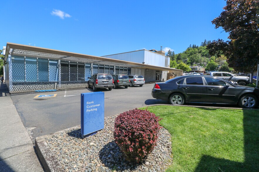 619 SE Main St, Roseburg, OR à louer - Photo de l’immeuble – Image 3 sur 45